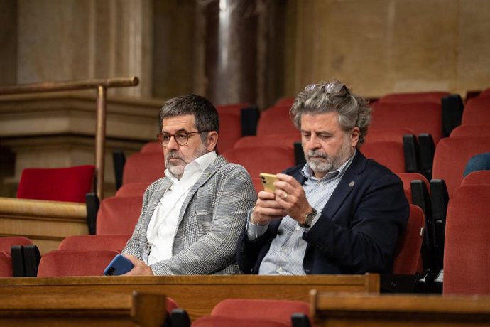 El exsecretario general de JxCat, Jordi Snchez (i), y el dirigente del CxRep, Antoni Castell, en el debate de política general anual, en el Parlament de Catalunya, a 27 de septiembre de 2022, en Barcelona, Cataluña (España).