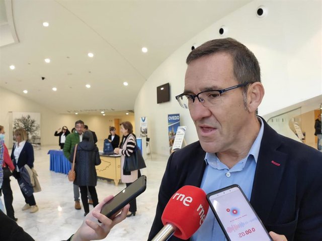 El concejal de Economía del Ayuntamiento de Oviedo, Javier Cuesta, atiende a los medios.