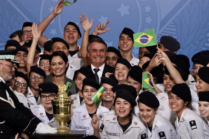 Jair Bolsonaro junto a su esposa Michelle durante un acto en el Palacio del Planalto.