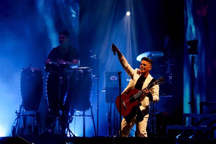 Archivo - El cantante Alejandro Sanz durante un concierto en el Wanda Metropolitano en junio de 2022.