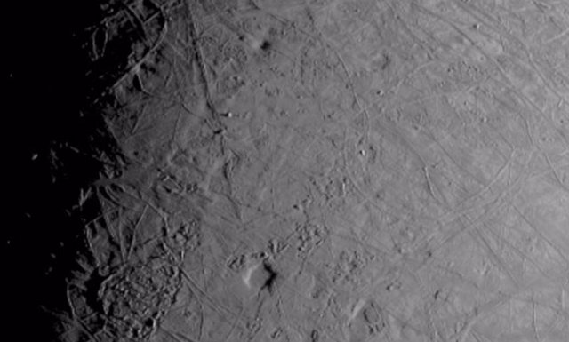 La compleja superficie cubierta de hielo de la luna Europa de Júpiter fue capturada por la nave espacial Juno de la NASA
