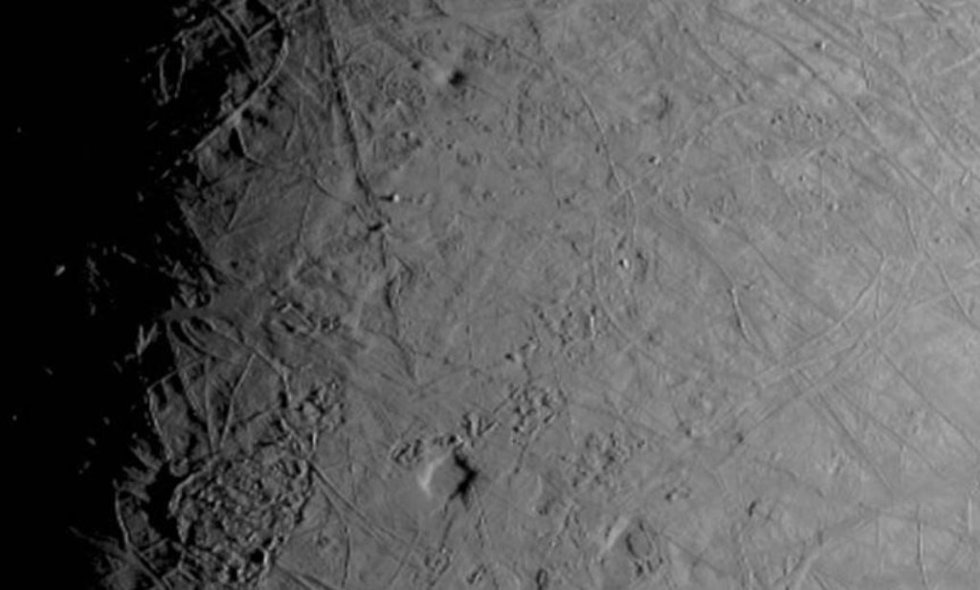 La compleja superficie cubierta de hielo de la luna Europa de Júpiter fue capturada por la nave espacial Juno de la NASA