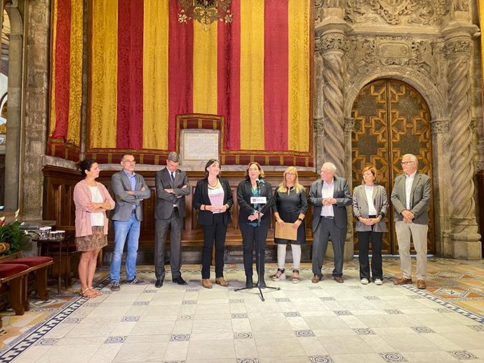 Los grupos de Junts, ERC y BComú en Barcelona reciben a la exconcejal Itziar González y a la funcionaria municipal Lourdes Conesa.