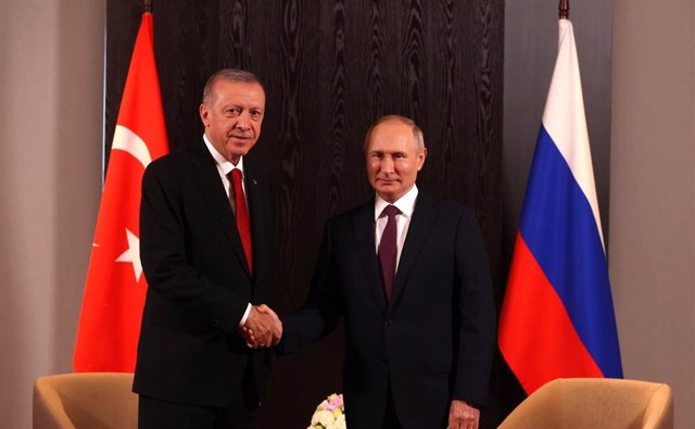 El presidente de Turquía, Recep Tayyip Erdogan (i), en un encuentro en Uzbekistán con su homólogo de Rusia, Vladimir Putin (d)