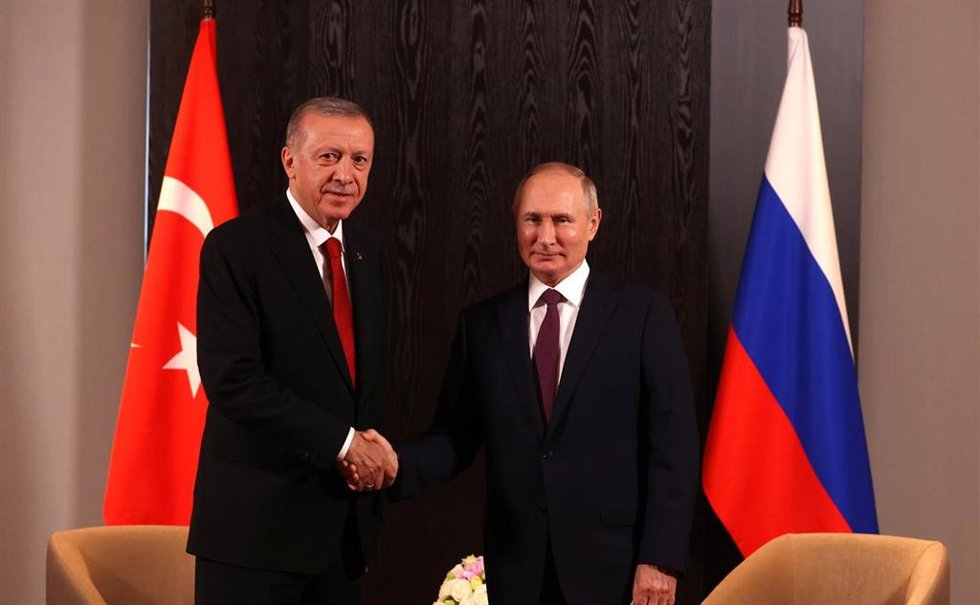 El presidente de Turquía, Recep Tayyip Erdogan (i), en un encuentro en Uzbekistán con su homólogo de Rusia, Vladimir Putin (d)
