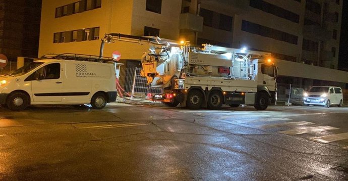 Reparación de una avería en las tuberías en la calle Trilla.