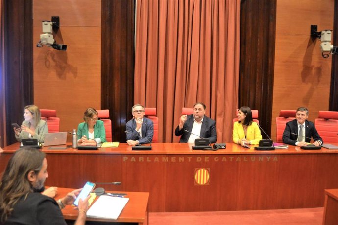 El líder de ERC, Oriol Junqueras, se reúne con el grupo parlamentario antes de la segunda jornada del Debate de Política General.