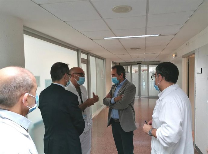 El portavoz adjunto de Cs en el Parlament balear, Juanma Gómez, con el equipo directivo de Son Lltzer en una visita al hospital