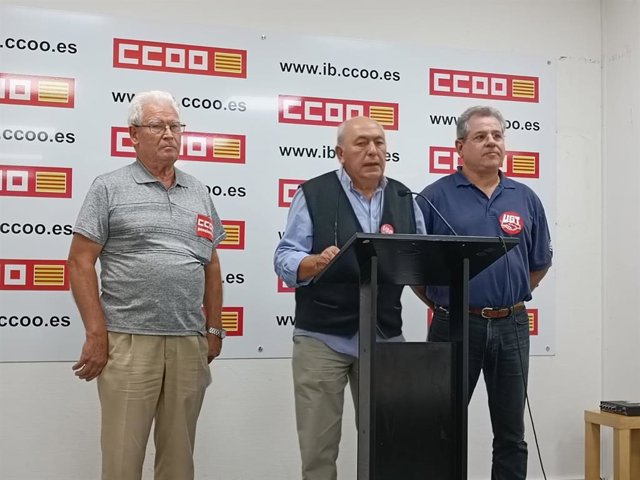 El secretario de la Unión de Pensionistas y Jubilados de UGT (UJP-UGT), Pedro Berruezo; el representante de la Asociación de Jubilados y Pensionistas de USO, Marino de la Rocha, y el representante de los Pensionistas de CCOO, Juan Sánchez.