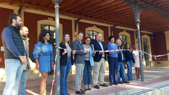 Los alcaldes y portavoces del PP en Lorca, Totana, Puerto Lumbreras, Águilas, y diputados regionales y el portavoz del PP de Transportes en el Senado, Francisco Bernabé, en la estación de Lorca-Sutullena