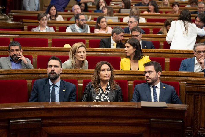 El presidente de la Generalitat, Pere Aragons, junto con la consellera de Presidencia, Laura Vilagr, y el de Empresa y Trabajo, Roger Torrent, y el sitio vacío del ya exvicepresidente Jordi Puigneró