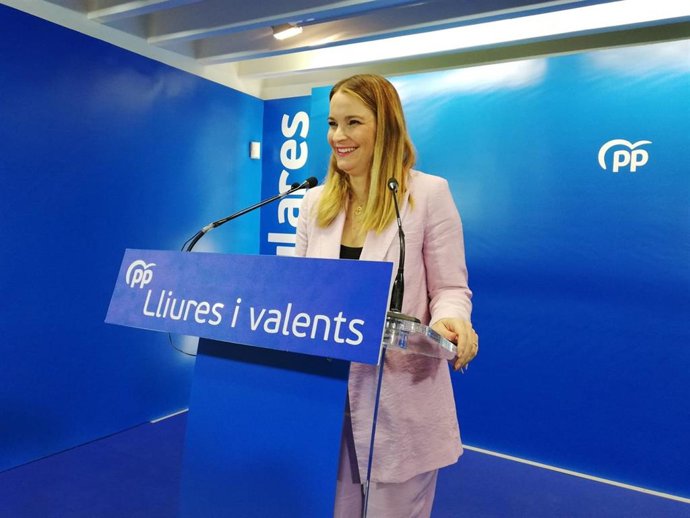 La presidenta del PP balear, Marga Prohens, durante la rueda de prensa.
