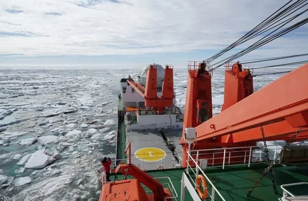 Ls científicos viajaron a bordo del rompehielos R/V Xue Long a una zona de fusión activa en el Océano Ártico para obtener muestras para su análisis.