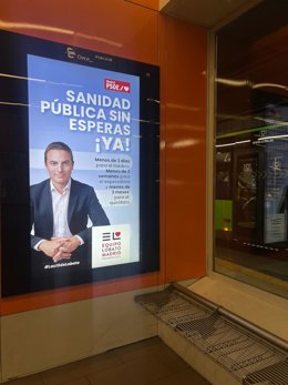 El secretario general del PSOE-M, Juan Lobato, en un mupi publicitario en intercambiadores de Metro de Madrid