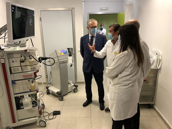 El consejero de Salud, Juan José Pedreño, visita la unidad de aparato digestivo del hospital Reina Sofía de Murcia.