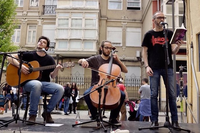 Archivo - Músicos en la calle del Sol de Santander. Archivo
