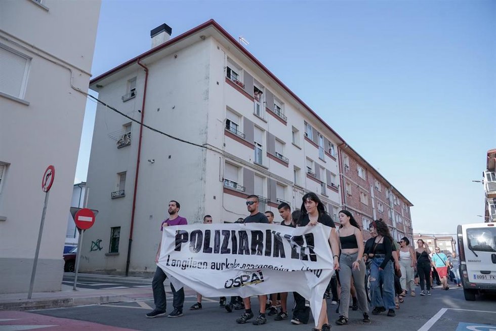 Varias personas se manifiestan en la celebración de la Ospa Eguna, a 3 de septiembre de 2022, en Altsasu, Navarra, (España). La Ospa Eguna, Día de la partida, que se celebra desde 2011 tiene por objetivo reivindicar la expulsión de las fuerzas de segu