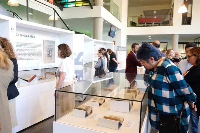Inauguración de la exposición sobre los libros nebrisenses en la biblioteca Rector Antonio Machado de la Universidad de Sevilla.