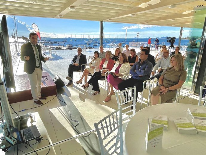 El director general de Territorio y Arquitectura, Jaime Pérez Zulueta, presenta en San Javier la `Estrategia de Paisaje del Mar Menor' a los representantes de las administraciones municipales, regionales y estatales