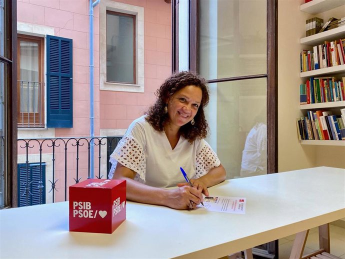 La presidenta del Consell insular de Mallorca, Catalina Cladera, en el anuncio de su candidatura en la sede del PSIB en Palma.