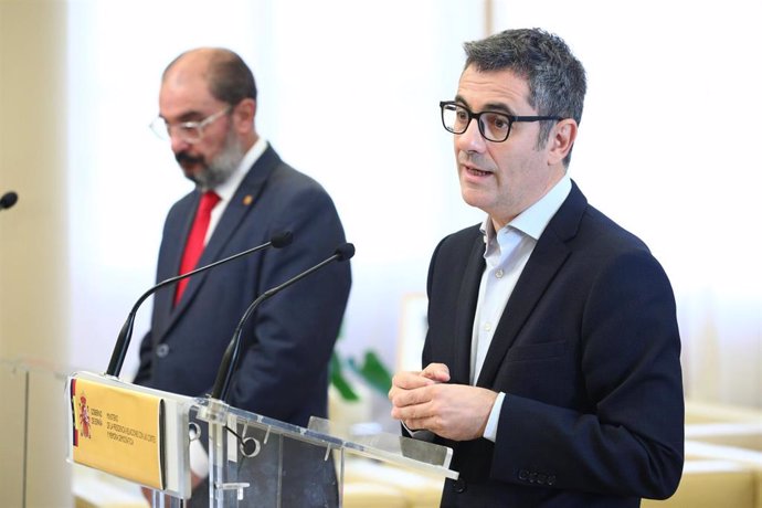 El ministro de la Presidencia, Félix Bolaños, y el presidente del Gobierno de Aragón, Javier Lambán.