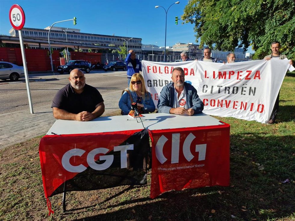 Rueda de prensa de tabajadores de la limpieza de la fábrica de Stellantis Vigo.