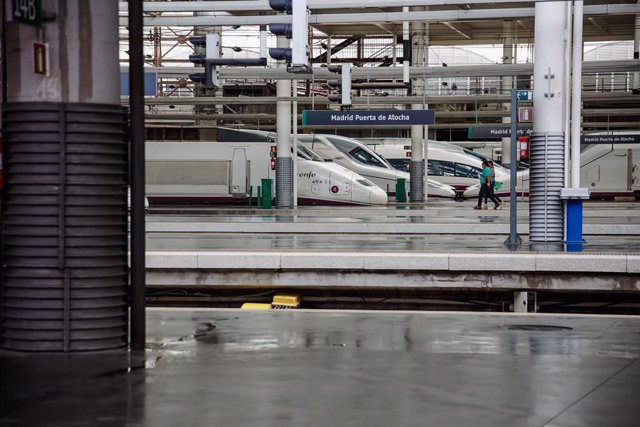 Varios AVE estacionados en la estación de Atocha, a 15 de septiembre de 2022, en Madrid (España). La realización de gestiones operativas en la estación de Madrid Chamartín Clara Campoamor por parte de Adif ha provocado demoras en varios trenes de Larga Di