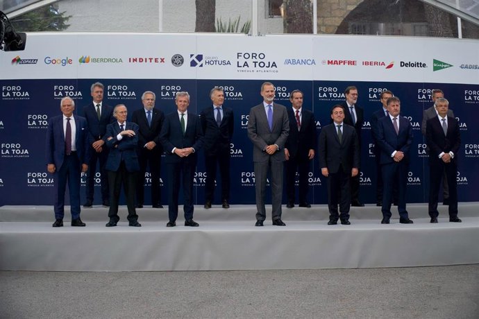 El Rey Felipe VI de España (c) en la foto de familia de la inauguración del Foro la Toja-Vínculo Atlántico, en el Gran Hotel La Toja, a 29 de septiembre de 2022, en la Isla de La Toja, O Grove, Pontevedra, Galicia (España). 