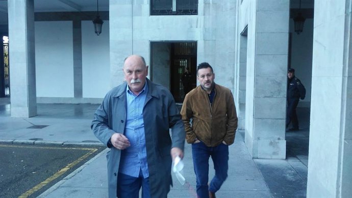 UGT entrega un manifiesto en Delegación de Gobierno a favor de una ley de protección de los mayores.