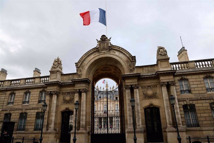 09 September 2022, France, Paris: The French flag flies at half-mast on the presidential palace Elysee, a day after the death of Queen Elizabeth II. Photo: Ludovic Marin/AFP/dpa