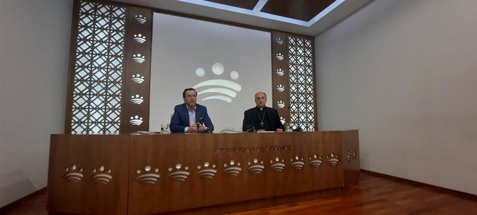 El presidente de la Diputación de Badajoz, MIguel Ángel Gallardo, y el arzobispo de Mérida-Badajoz, Celso Morga