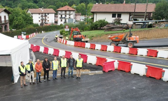El consejero Ciriza junto al resto de participantes en la visita