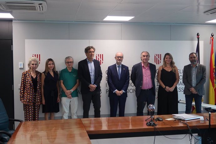 El conseller de Educación y Formación Profesional, Martí March y el director general de Endesa en Baleares, Martí Ribas, durante el encuentro de este viernes.