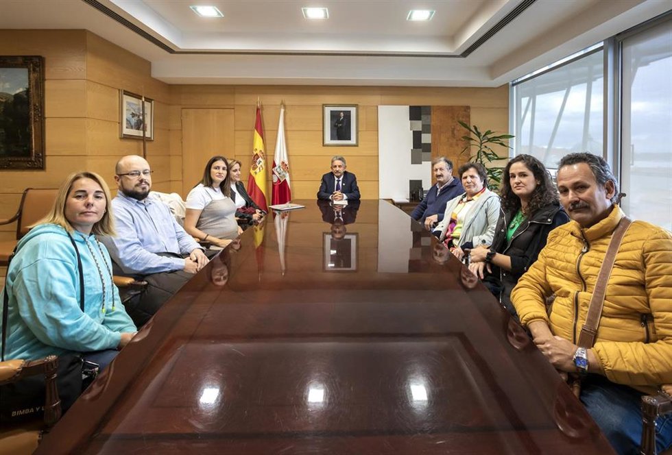 El presidente Miguel Ángel Revilla en la reunión con afectados por estafas bancarias.