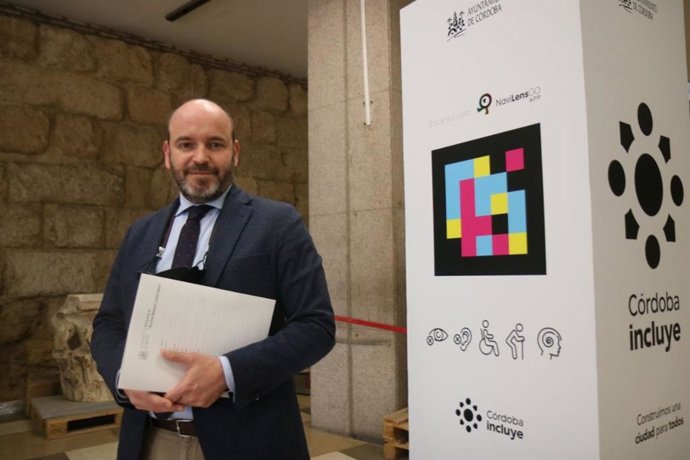 El teniente de alcalde de Inclusión y Accesibilidad, Bernardo Jordano, con un código Navilens.
