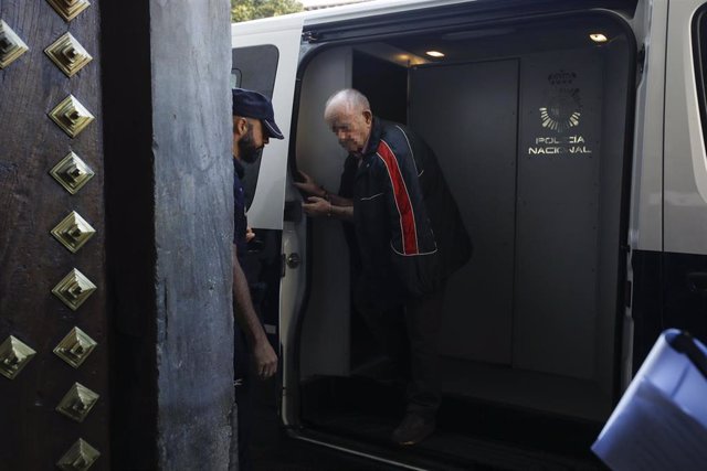 El anciano acusado de degollar a su mujer en Caniles saliendo del furgón policial para acceder a la Audiencia de Granada (archivo).