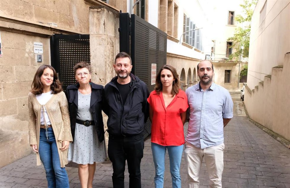 Diputados nacionales y regionales de Unidas Podemos, antes de la rueda de prensa con los medios.