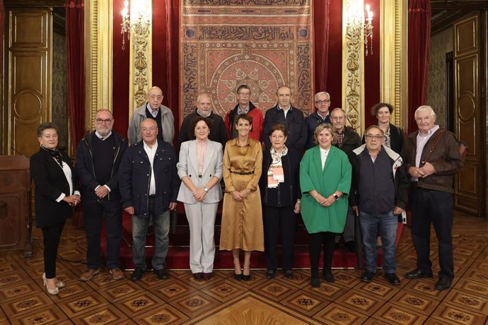 La presidenta Chivite y la consejera Maeztu, junto a representantes del Consejo Navarro de Personas Mayores