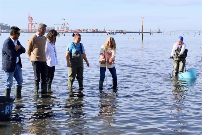 La vicepresidenta segunda del Gobierno y ministra de Trabajo, Yolanda Díaz, en un encuentro con mariscadoras