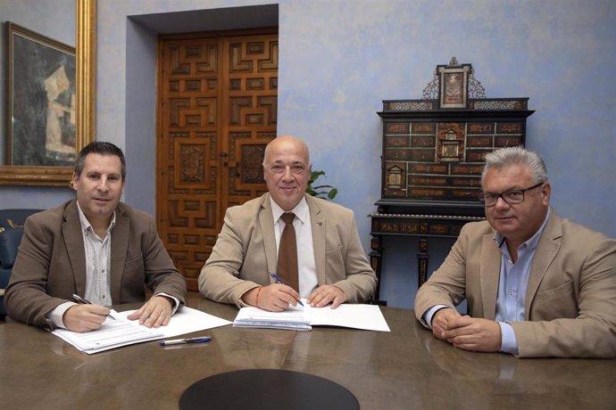 El presidente de la Diputación de Córdoba, Antonio Ruiz (centro), el alcalde de Peñarroya-Pueblonuevo, José Ignacio Expósito (izda.), y el presidente de Emproacsa, Esteban Morales, durante la firma del convenio.
