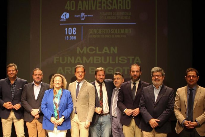 El consejero de Presidencia, Turismo, Cultura y Deportes, Marcos Ortuño, junto a organizadores y patrocinadores del concierto. Y el cartel anunciador del concierto.