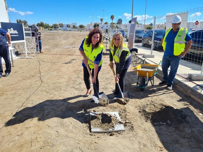 María del Mar Vázquez y Marifran Carazo ponen la primera piedra en Costacabana, Almería