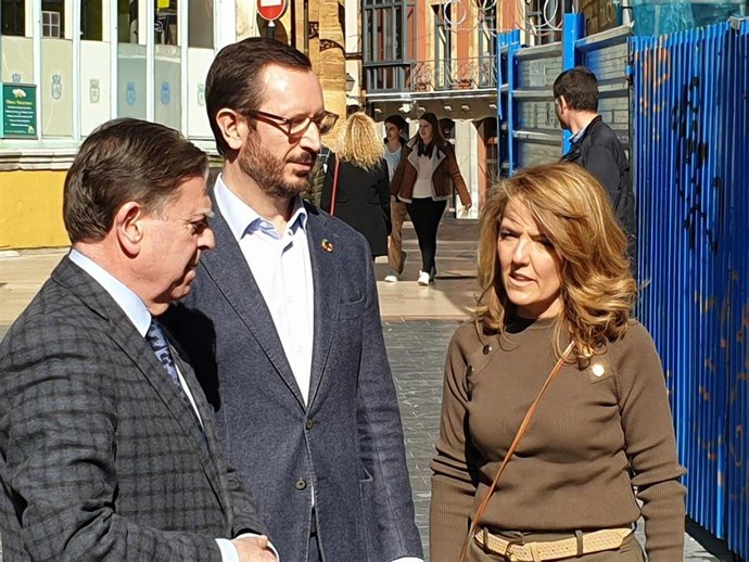 Archivo - Javier Maroto, en el centro, junto a Alfredo Canteli y Teresa Mallada