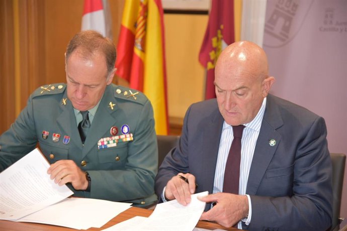 El consejero de la Presidencia, Jesús Julio Carnero, durante la firma.
