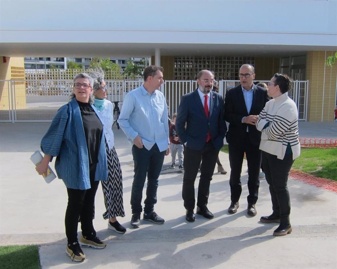 Lambán ha visitado el CEIP 'María Zambrano'.