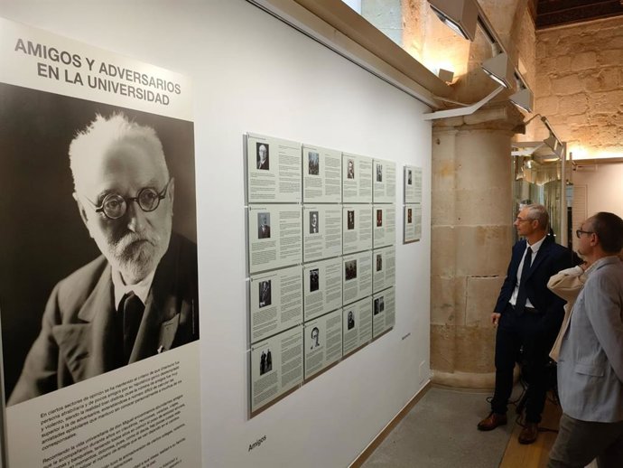 Exposición 'Miguel de Unamuno. Profesor y rector' en el Patio de Escuelas Menores de Salamanca.