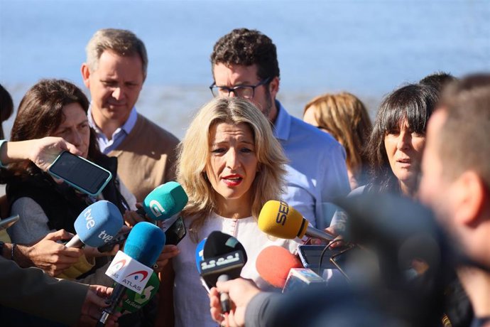 La vicepresidenta segunda del Gobierno y ministra de Trabajo, Yolanda Díaz, en declaraciones a los medios en Vilagarcía de Arousa