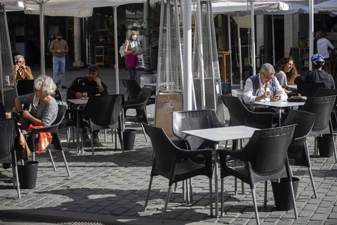 Archivo - Veladores en la Plaza del Salvador.