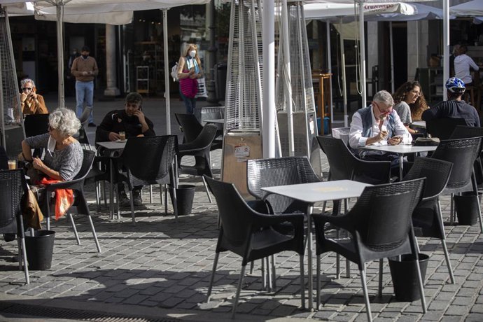 Archivo - Veladores en la Plaza del Salvador. El Ayuntamiento de Sevilla plantea suprimir la tasa de veladores y aplaza la tasa de basura del último trimestre a los comercios. En Sevilla (Andalucía, España), a 17 de noviembre de 2020.