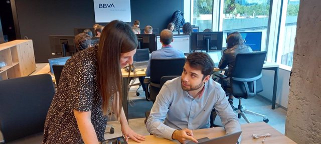 Empleados del nuevo centro tecnológico de BBVA abierto en Bilbao